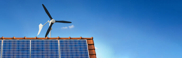 Kleinwindanlage und Photovoltaik auf einem Hausdach